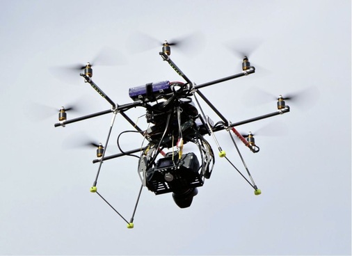 Dieser leistungsfähige Octocopter transportiert eine Spiegelreflexkamera