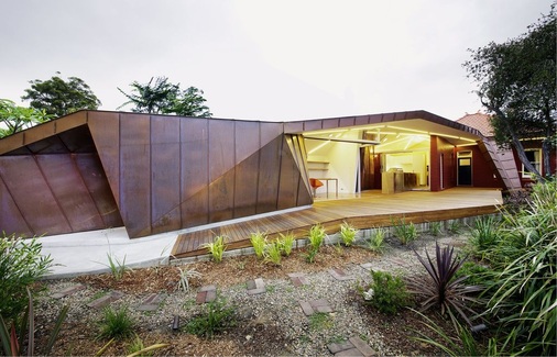 Extravagant: Moderne Architekten überraschen mit gewagten Entwürfen wie diesem kupferbekleideten Wohnhausanbau….