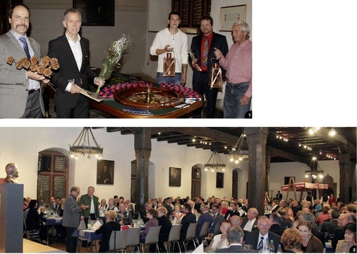 1 Marc Warzawa, Gert Brenner, Johannes Pätzold*, Mario Bott und Reinhard Ahlert* zeigen Preise des Klempner-Roulettes. Erlöse erhielt das Museum2 Nationale und internationale Gäste verfolgen die Präsenta­tion der Bronze-Büsten

* Mitarbeiter im Potsdamer Fachbetrieb von Roulette-Initiator Matthias Weber