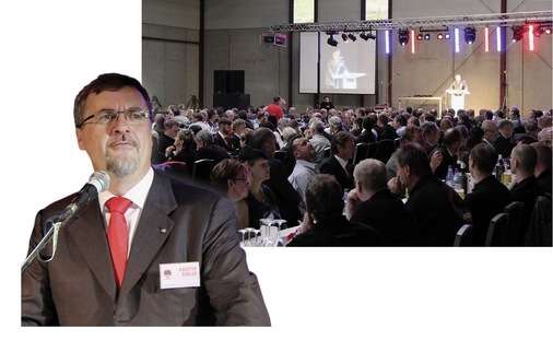Prefa-Geschäftsführer Karsten Köhler führte 400 Gäste durch das informative und unterhaltsame Programm der Eröffnungsveranstaltung
