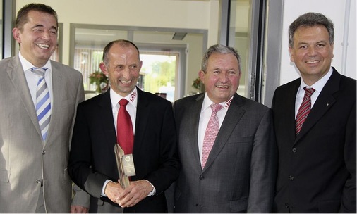 Landesinnungsmeister Michael Hilpert (l.) und Hauptgeschäftsführer Dr. Wolfgang Schwarz (r.) beide (FSHK Bayern) gratulierten den Brüdern Ulrich und Hubert Leib (Mitte)
