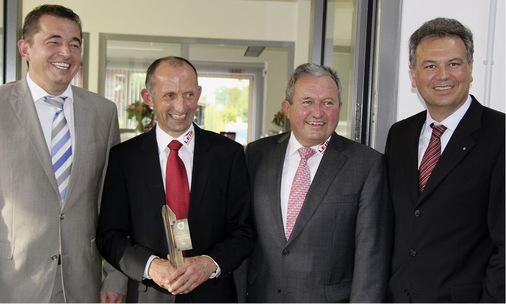 <p>Landesinnungsmeister Michael Hilpert (l.) und Hauptgeschäftsführer Dr. Wolfgang Schwarz (r.) beide (FSHK Bayern) gratulierten den Brüdern Ulrich und Hubert Leib (Mitte)</p> - © BAUMETALL