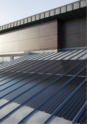 Das Produkt VMZ flexible kristalline Photo­voltaik wird für ebene und ­gerundete Dächer als VMZ-Stehfalz­deckung angeboten