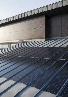 Das Produkt VMZ flexible kristalline Photo­voltaik wird für ebene und ­gerundete Dächer als VMZ-Stehfalz­deckung angeboten