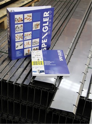 Auch Flachdachzubehör wie diese Edelstahl-Entwässerungs­rinnen sind bei Spengler-Direct erhältlich
