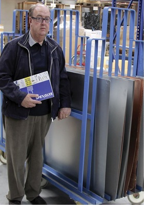 Neben Metallhalbzeugen und Blechbearbeitungsmaschinen empfiehlt Walter Müntener auch Ordnungssysteme und Zubehör wie Coillagerplätze oder dieses praktische und rollbare Tafelregal
