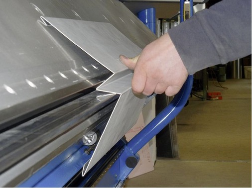 ... und biegt es auf der 6-m-Variobend-Langabkantmaschine störungsfrei
