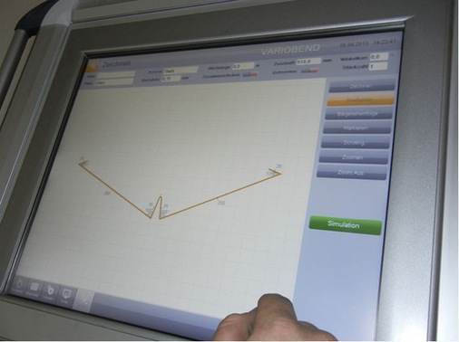 Gerhard Ipfelkofer programmiert ein Kehlprofil mit angebogenem Mittelsteg...
