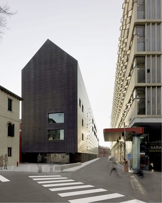 Nominiert: Dieses neue Gerichtsgebäude in Venedig überzeugt mit seiner Kupferfassade aus großformatigen voroxidierten Elementen