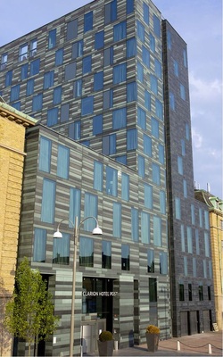 Nominiert: Nach 20 Jahren Leerstand wurde das zentrale Drottningtorget Postamtgebäude in Göteborg in das 500-Betten-Hotel ­Clarion Post mit modernen Anbauten verwandelt. Die aus unterschiedlich vorpatinierten Kupferelementen bestehende Fassade spiegelt das Potenzial und die Entwicklung dieser pulsierenden Stadt wider