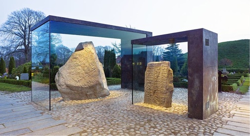 Nominiert: Die zum Unesco-Weltkulturerbe zählenden Runensteine in Dänemark werden von ­großformatigen und Bronze-bekleideten Winkeln geschützt