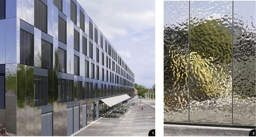 1 Neue dreidimensionale Verformungstechniken erweitern kreative Spielräume moderner Fassadengestaltung – hier an der Géopolis Geo- und Umweltwissenschaftliche Fakultät, Lausanne<br />2 Die Umgebung spiegelt sich in den unterschiedlich geprägten Edelstahloberflächen facettenreich wider