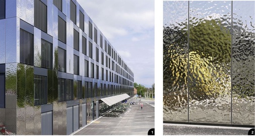 1 Neue dreidimensionale Verformungstechniken erweitern kreative Spielräume moderner Fassadengestaltung – hier an der Géopolis Geo- und Umweltwissenschaftliche Fakultät, Lausanne2 Die Umgebung spiegelt sich in den unterschiedlich geprägten Edelstahloberflächen facettenreich wider