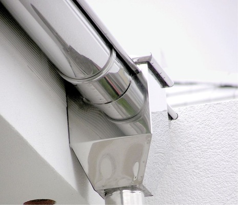 Montierter Edelstahl-Sammelkasten aus 2R-Material mit Rinne und Rohr
