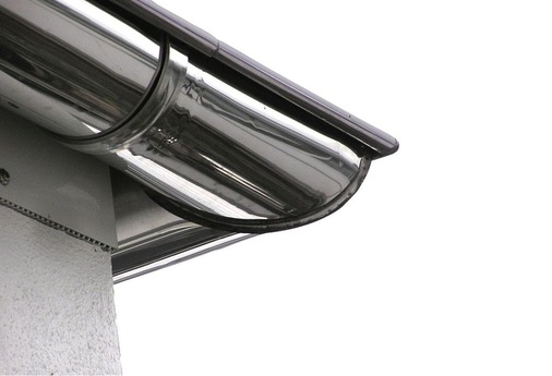 Hochglänzender Rinnenwinkel und sechsteilige halbrunde Dachrinne
