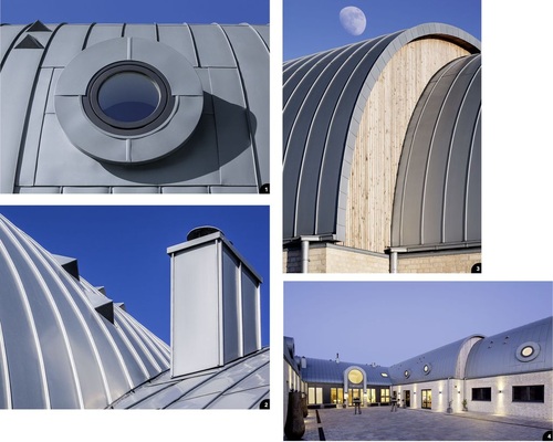 1 Das Bullauge ist passgenau eingefügt 2 Bogenkehle und Schornsteineinfassung 3 Raffiniert geformte Rinnenstutzen 4 Harmonisch wirkende Titanzink-Dachfläche