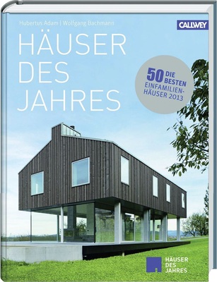 Das auf dem Buchtitel abgebildete metall­bedachte Haus über der Landschaft in Nuglar ist Preisträger und nur eine zahlreicher Metalldachschönheiten des gelungenen Architektur-Bandes