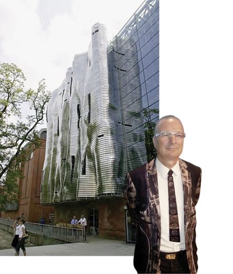 Der Berliner Klempnermeister Peter Neß referierte über außergewöhnliche Klempner-Fassaden. Auf der Leinwand und anhand seiner ­Metall-Krawatte stellte er besondere Ausführungs- und Gestaltungsbeispiele vor