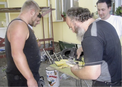 Frauenpower: Meisterschülerin Sarah Dittmer (r.) bei Montage­arbeiten an einem der beiden Vordächer
