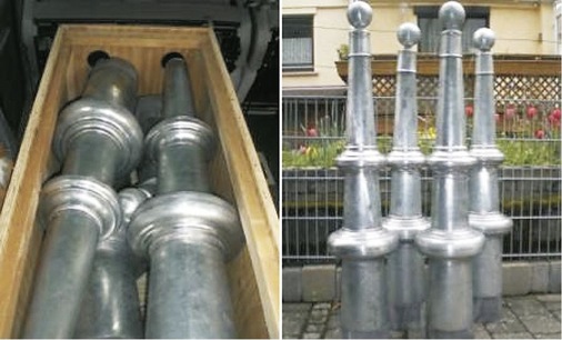 Die von den Meisterschülern in Stuttgart ­hergestellten Turmspitzen in der Transportkiste und kurz vor der Montage

