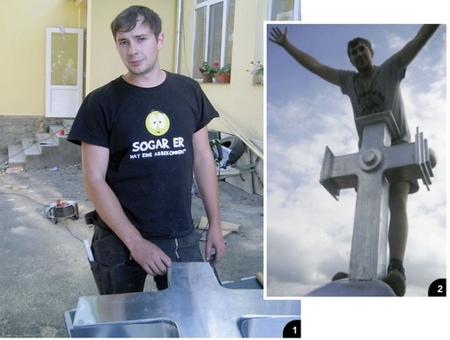 1 Jan Wolpert bei der Herstellung des Titanzink-Kreuzes...
2 ... und kurz nach der gelungenen Montage
