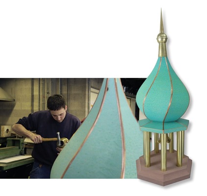 Chirurgischer Eingriff: Stefan Zolynski bereitet die Turmkugel für seine patinierte Kupferzwiebel vor
