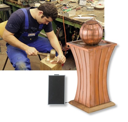 Kugel, Kugel in der Hand, wer baut das beste Stück im Land? Thomas Lang bringt Teile seiner Wasserkugel in Form
