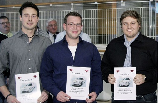 <p>Belohnung: Die Prüfungsbesten (Stefan Zolynski, Fabian Schöllhammer und Sebastian Kempf) freuen sich auf eine Mitfahrt im Enke-Rennwagen</p> - © Buck / KD Busch