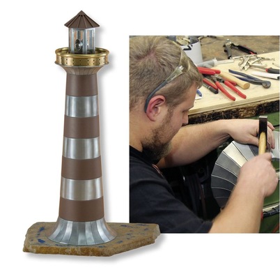 Signalwirkung: Der aus blankem und farbig pigmentiertem Titanzink bestehende Leuchtturm von Robert Portzmann zeigt, dass neue Werkstoffe ebenfalls prüfungsgeeignet sind
