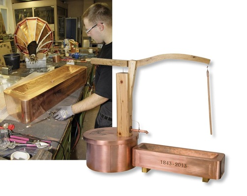 Winkelfalz: Brunnenbauer ­Christian ­Braeuner aus dem Elsass passt ein ­gehämmertes Rechteck-Wasserbecken in ein Gehäuse ein, dessen Einzelteile innenseitig mit Winkelfalzen verbunden sind
