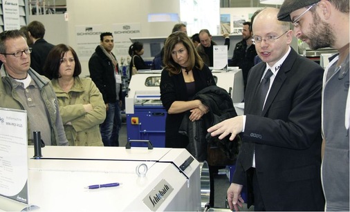 Schlebach-Techniker Axel Volkmann (2.v.r.) informiert
