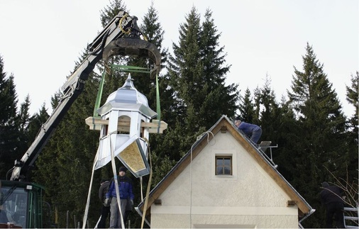 Aufsetzen des vorgefertigten Turms mit einem Holzrücke-Traktor