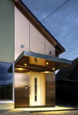 
Spenglermeister Andreas Fella realisiert Fassadenträume: Regelmäßig sorgen seine, aus Verbundplatten hergestellten High-tech-Fassaden für Aufsehen – zum Beispiel beim European Copper in Architecture Award 2013 oder wie hier, bei der Gestaltung eines luxuriös anmutenden Eingangsbereichs
