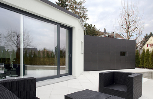 
Ein kubischer und mit VMZ Composite bekleideter Anbau sorgt für spannende Kontraste
