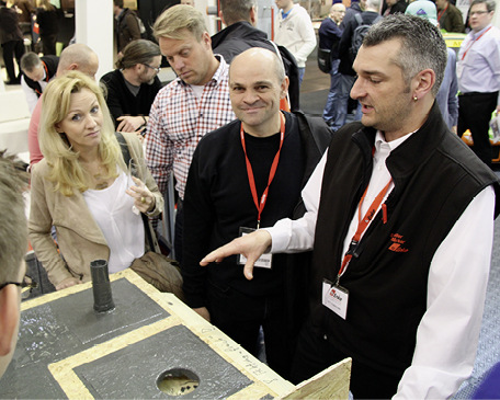 Thomas Capoccello (r.) und Enkopur im Messeeinsatz: Die Anwendung des Flüssigkunststoffs wurde live vorgeführt
