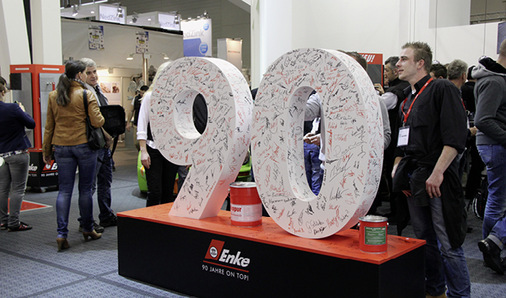 <p>Das Enke Werk feiert Geburtstag. Auf dem Dach+Holz-Messestand in Köln gratulierten 1651 Standbesucher mit ihrer Unterschrift</p> - © Enke-Werk