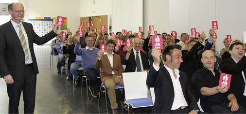 Rolf Schäfer (Geschäftsführer, Bildungsakademie Ulm) und die anwesenden Gäste sagen ja zum Meister
