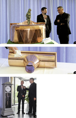 &nbsp;

1

Johann Daitche (l.) stellt seinen Kupferbrunnen vor. Welches Detail Bernd Kramer am besten gefällt, verrät er leider nicht

&nbsp;

&nbsp;

2

Dieser Rinnenstutzen scheint dem Fachbuch entsprungen zu sein. Perfekt gefalzt beweist er meisterliches Fingerspitzengefühl

&nbsp;

&nbsp;

3

Philipp Weber erklärt Bernd Kramer, worauf es bei der Fertigung seiner Titanzink-Standuhr besonders ankam

&nbsp;
