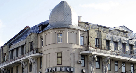 
Schindelgedeckter Turm und Stehfalzmansarden
