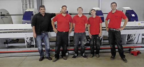 Stolz präsentiert das Baldauf-Team den neuen Biegemaster-Doppelbieger vom Typ XB 6.1,50
