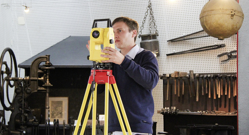 
Vermessung der Klempnerwelt? Was heute noch utopisch erscheint, könnte für viele Kollegen demnächst zum Alltag gehören. Christian Schmalholz (Sema GmbH) zeigt im Klempnermuseum, wie mittels sogenannter Theodoliten 3D-Koordinaten eines Realgebäudes in ein entsprechendes CAD-Objekt umgewandelt werden
