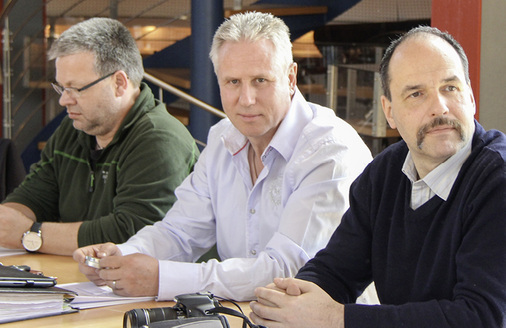 
Marc Warzawa (r.) erkundigt sich nach praktikablen Vorgehensweisen zur Katalogisierung und Kennzeichnung aller auf der Baustelle einzubauenden Profile. Jens Sperber (Mitte) geht einen Schritt weiter und wünscht sich ein modular erweiterbares Programm-System für alle Aufgaben im modernen Fachbetrieb
