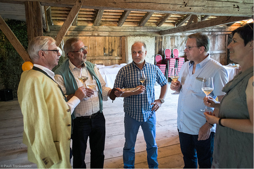 <p>
Hubert Trenkwalder (2. v. l.) begrüßt Walter Niederfriniger (Alpewa), Walter Schmidt und Benno Lees (Suissetec) mit Gattin Claudia. Unter den Gästen waren auch zahlreiche Branchenvertreter der Südtiroler Berufsgruppe und M.A.S.C. Geschäftsführer Martin Fischer, der zum Gelingen dieses Artikels maßgeblich beitrug
</p>