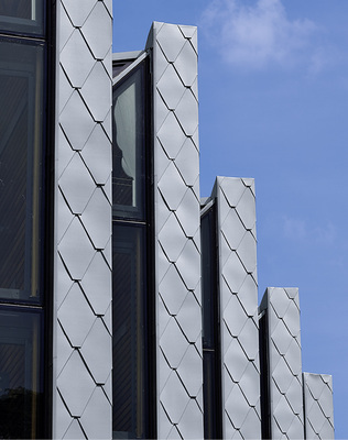 
Die Rautenbekleidungauf den Stirnseiten derWandscheiben konsequent fortgeführt
