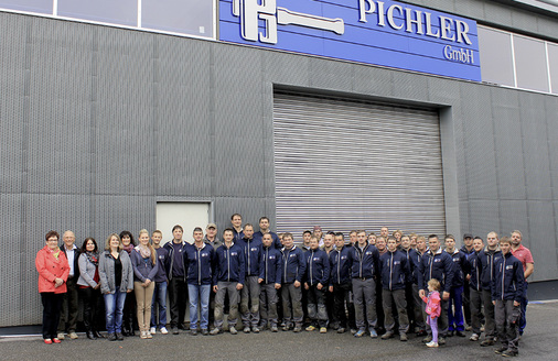 
Das Pichler-Team zeigt, wo der Hammer hängt und zwar über dem Rolltor des Fachbetriebes
