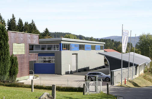 
Perfekte Welle an der Büro-Fassade sowie am Zaun vor dem neuen Firmengelände

