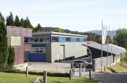 <p>
Perfekte Welle an der Büro-Fassade sowie am Zaun vor dem neuen Firmengelände
</p>