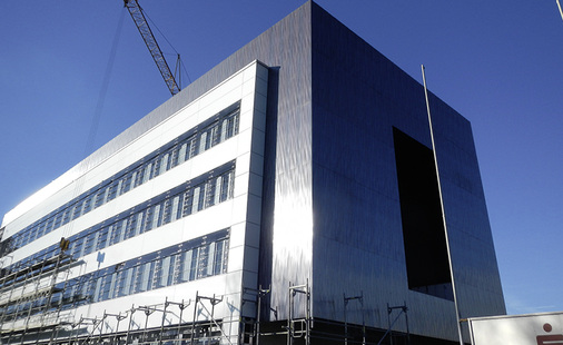 
Die Sparkasse in Regen kurz vor Abschluss der Fassadensanierung
