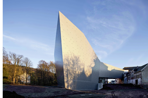 
Absolut unkonventionell präsentiert sich die hermetisch geschlossene Fassade des Neubaus ...



