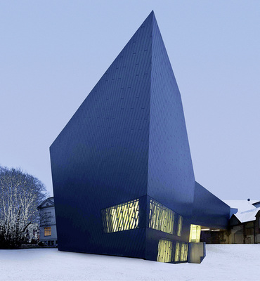 
… der in allen Jahreszeiten wie ein Artefakt aus dem Märchen in die Landschaft ragt
